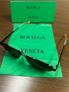 Bottega Veneta Black Sunglasses made in Italy! With Case and Lens Cloth